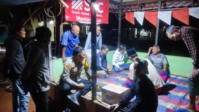 
					Dekat Dengan Warganya, Kapolsek Benua Kayong Bersama Bhabinkamtibmas Lakukan Patroli Sambang Siskamling