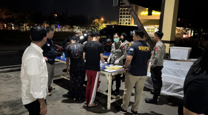 
					Ditreskrimsus Polda Kalbar Amankan 17 Peserta Unjuk Rasa di DPRD, Temukan Bom Molotov dan Senjata Tajam