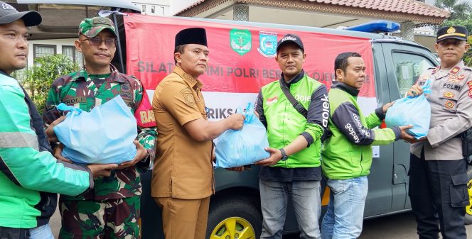 
					Peduli Ojol, Polsek Pamulang, Kecamatan Pamulang, dan Koramil 08 Adakan Silaturahmi serta Bagi Sembako