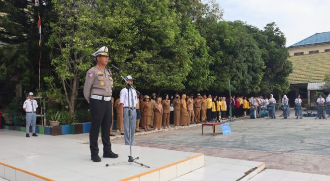 
					Jadi Inspektur Upacara di SMAN 1 Palangka Raya, Dirlantas Polda Kalteng Ajak Pelajar Tertib Berlalu Lintas