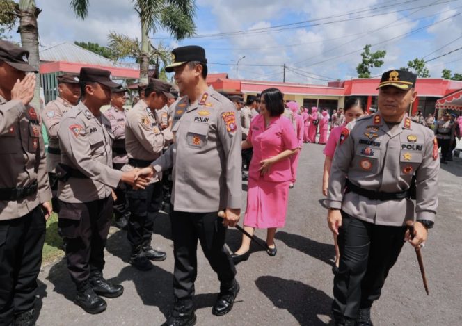 
					Kunker di Polres Sukamara, Kapolda Kalteng Resmikan Sejumlah Fasilitas dan Bagikan Bansos untuk Masyarakat