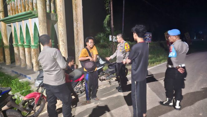 
					Polsek Manis Mata Laksanakan Patroli Dialogis, Sambangi Warga Nongkrong di Tepi Jalan