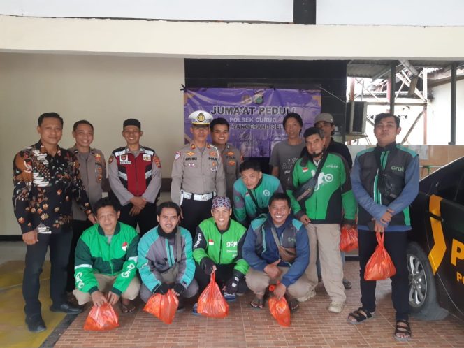 
					Polsek Curug Gelar Jum’at Peduli, Bagikan Sembako untuk Ojol dan Buruh harian