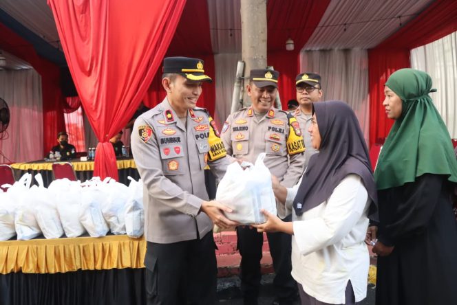 
					Polres Tangsel Gelar Jum’at Peduli, Warga dan Ojol Dapat Sembako serta Layanan Kesehatan Gratis