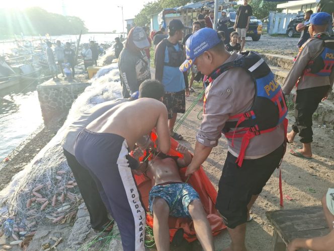 
					Sat Polairud Polres Garut Bersama Relawan dan Nelayan Berhasil Temukan Korban Tenggelam di Pantai Karangpapak