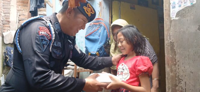 
					Jum’at Berkah, Brimob Polda Jabar Bagikan 250 Makanan Gratis