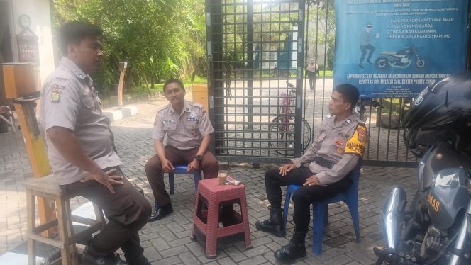 
					Perkuat Sinergi dengan Satpam, Bhabinkamtibmas Sukabakti Aiptu Andri Yanto Sambangi Cluster Flora Aryana
