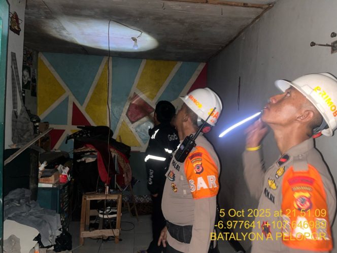 
					Anggota Brimob Polda Jabar Laksanakan Patroli SAR Pasca Angin Puting Beliung di Bojong Soang