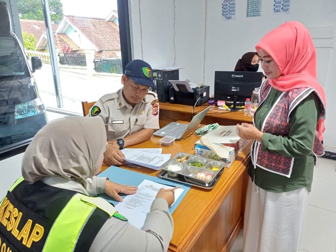 
					Sidokkes Polres Garut Lakukan Pengecekan Satuan Pelayanan Pemenuhan Gizi, Pastikan Kualitas Makanan Aman dan Higienis
