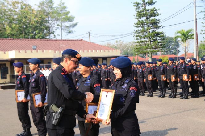 
					Dansat Brimob Polda Jabar Pimpin Apel Pagi Gabungan & Berikan Penghargaan Kepada 101 Personel Berprestasi
