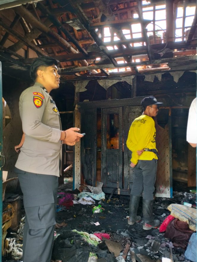 
					Polsek Cihurip Gerak Cepat Tangani Kebakaran Rumah Warga di Ranca Hideung