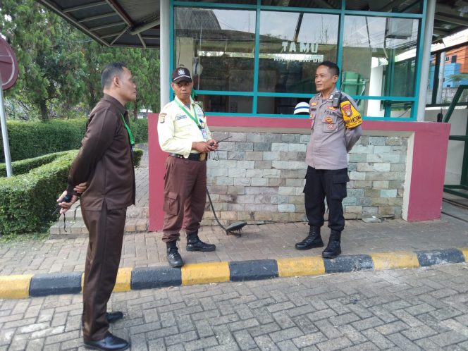 
					Bhabinkamtibmas Parigi Lama Sambangi Pos Security Sekolah Global, Perkuat Sinergi Jaga Kamtibmas
