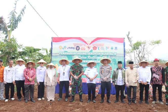 
					Semangat Ketahanan Pangan: Kapolres Garut Ajak Warga Tanam Jagung, Wujudkan Indonesia Mandiri Pangan