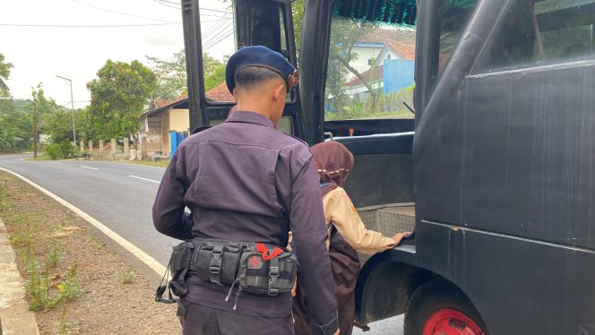 
					Bus Sekolah Gratis Satbrimob Polda Jabar Antar Jemput Siswa di Cineam Kab. Tasikmalaya