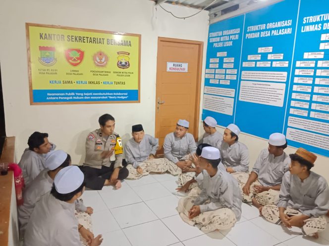 
					Perkuat Sinergi dengan Masyarakat, Bhabinkamtibmas Desa Palasari Lakukan Penggalangan di Ponpes Arrozaq