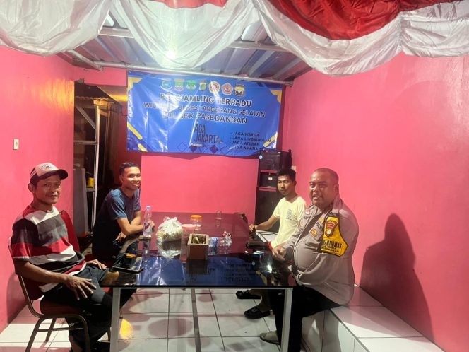 
					Perkuat Keamanan Lingkungan, Bhabinkamtibmas Desa Cicalengka Gelar Siskamling Terpadu Bersama Warga