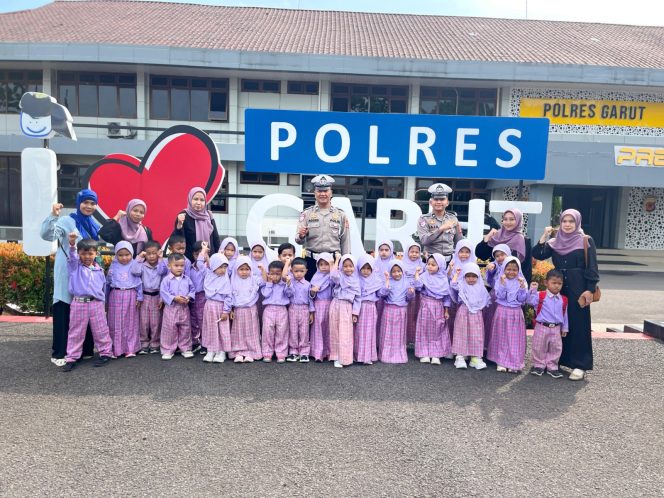 
					Polisi Sahabat Anak, Tk Paud Al-Kautsar Kunjungi Polres Garut