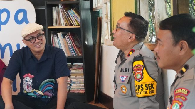 
					Kapolsek Ciputat Timur Jalin Silaturahmi ke Pendiri Kampung Dongeng Indonesia, Dorong Kolaborasi Edukasi Kamtibmas Melalui Story Telling