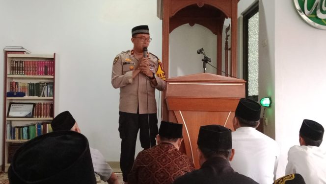 
					Kapolsek Ciputat Timur Gelar Cooling System Bersama DKM Masjid As-Sayyidah Rempoa, Ajak Warga Perkuat Sinergi Jaga Kamtibmas