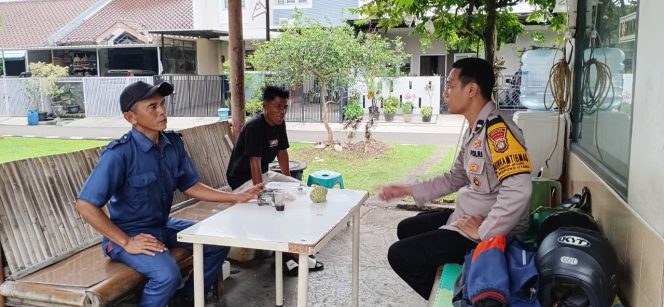 
					Bhabinkamtibmas Pondok Jagung Sapa Warga Lewat Door to Door System, Wujudkan Lingkungan Aman dan Nyaman