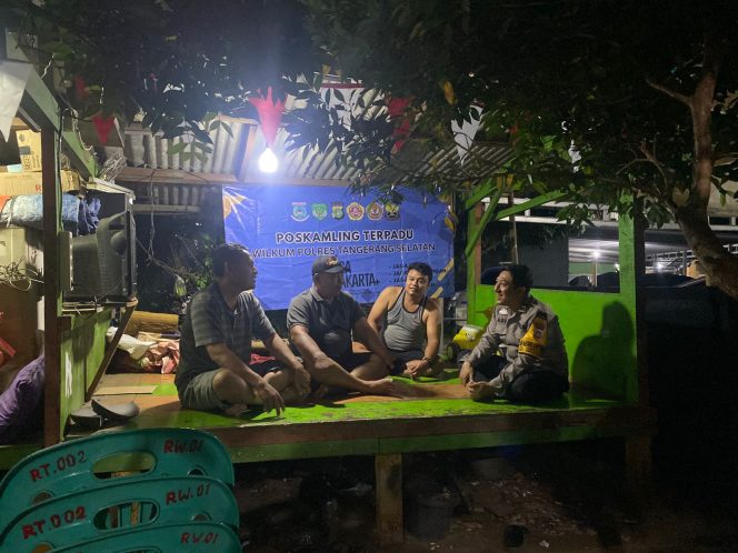 
					Polsek Ciputat Timur Lakukan Pengecekan Poskamling Terpadu, Dorong Warga Aktif Jaga Keamanan Lingkungan