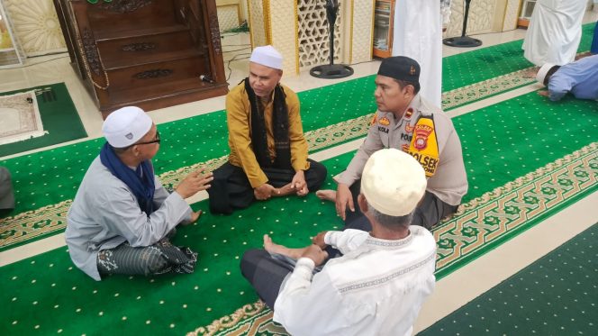 
					Seusai Sholat Jum’at, Kapolsek Benua Kayong Duduk Bersama Pengurus Masjid Assalam dan Warga Kelurahan Tuan-Tuan Gelar “Jum’at Curhat