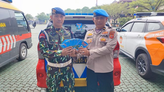 
					Satbrimob Polda Jabar Pasang Stiker Pelayanan dan Pengaduan (Yanduan) pada Kendaraan Dinas