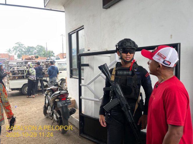 
					Patroli Dialogis Satbrimob Polda Jabar di Wilayah Hukum Polres Sumedang, Wujud Nyata Kehadiran Polri di Tengah Masyarakat