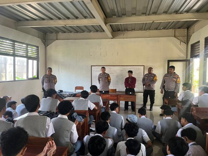 
					Cegah Tawuran Pelajar, Bhabinkamtibmas Pagedangan Gencarkan Patroli CETAR di SMK Bina Mandiri Tangerang