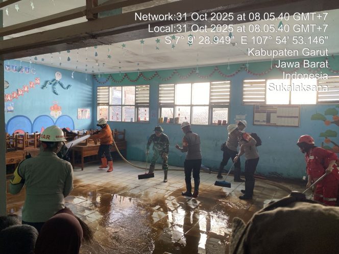 
					Brimob Jabar Bersama TNI dan Warga Bersihkan Sekolah Pasca Banjir di Kab. Garut