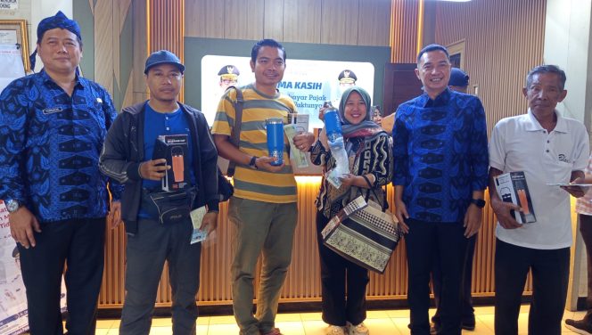 
					Sambut HUT ke-25 Provinsi Banten, Samsat Ciputat Beri Souvenir untuk Wajib Pajak