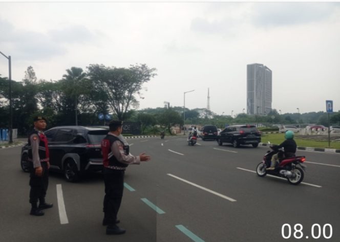 
					Ciptakan Kamseltibcarlantas, Unit Samapta Polsek Kelapa Dua Atur Lalu Lintas Pagi di Bundaran Serenade