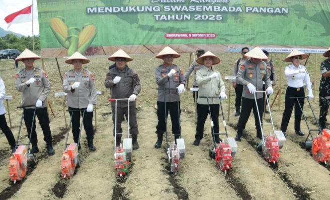 
					Polda Kalbar; Penanaman Jagung Serentak di Singkawang, Bukti Dukungan Polri dan Pemda Wujudkan Swasembada Pangan