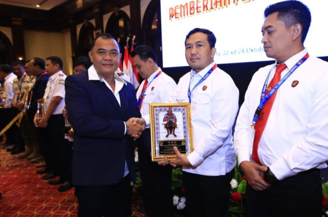 
					Prestasi Cermelang, Ditreskrimsus Polda Kalteng Terima Penghargaan Kabareskrim Polri dalam Rakor Penyidik Polri dan PPNS