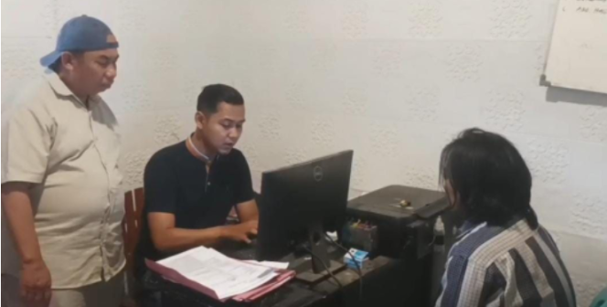 
					Viral Pria Bersenjata Tajam Serang Pegawai Minimarket di Indramayu, Polisi Gerak Cepat Ungkap Kasus