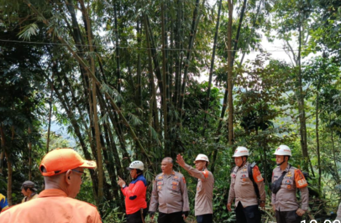 
					Tim SAR Sat Brimob Polda Jabar Cek Lokasi Longsor di Tanjung Medar Kab. Sumedang