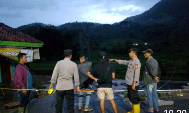 
					Polisi Cek Tkp Jembatan Gantung Cimanisan Yang Ambruk