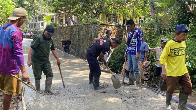 
					Dari Brimob Untuk Masyarakat “, Pengecoran Jalan Desa Jelat Wujud Nyata Kepedulian