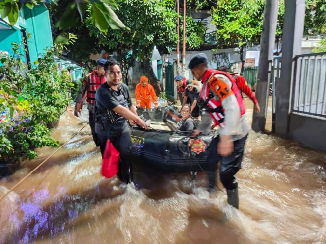 
					Brimob Polda Metro Jaya Laksanakan Patroli SAR Antisipasi Banjir dan Bantu Evakuasi Warga di Pondok Aren