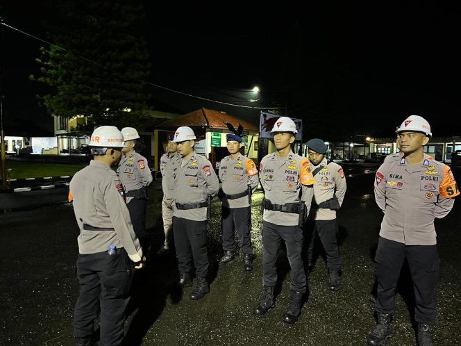 
					Tim SAR Brimob Jabar Laksanakan Patroli Pasca Hujan Deras dan Banjir di Kopo Bandung