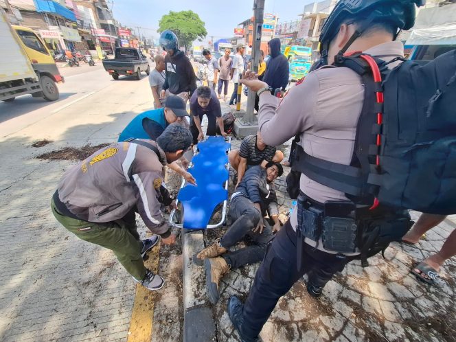 
					Aksi Cepat Tanggap Brimob Jabar: Unit Patroli Gegana Beri Pertolongan Pertama Laka Lantas di Jalan Raya Cipasir, Bandung
