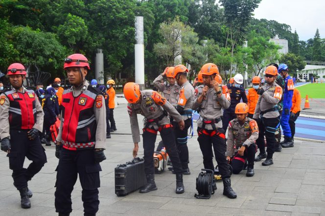 
					Personel Brimob Jabar Gelar Simulasi Penanggulangan Bencana Gempa Bumi Bersama Unsur Terkait