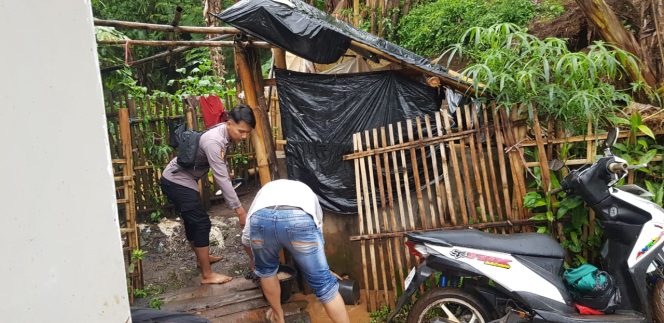 
					Polsek Samarang Bersama Warga Bersihkan Rumah Terdampak Banjir Di Desa Parakan