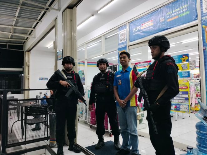 
					Patroli Dialogis Malam Hari Brimob Jabar Wujudkan Rasa Aman di Wilayah Lembang