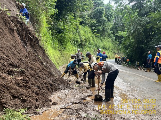 
					SAR Brimob Jabar Bantu Penanganan Pasca Longsor di Tanjung Medar Sumedang