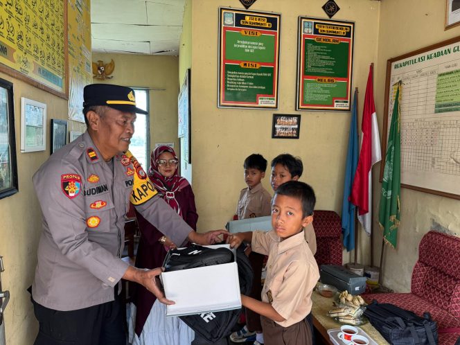 
					Polsek Sukawening Gelar Bakti Sosial Berikan Bantuan Perlengkapan Sekolah