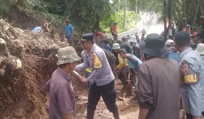
					Polsek Sukawening Laksanakan Kerja Bakti Pasca Tanah Longsor di Jembatan Cinangsi