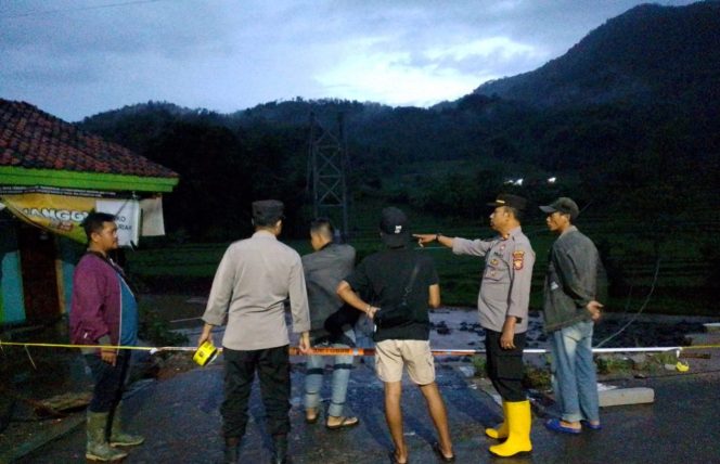 
					Polsek Singajaya Cek Tkp Jembatan Gantung Cimanisan Yang Ambruk