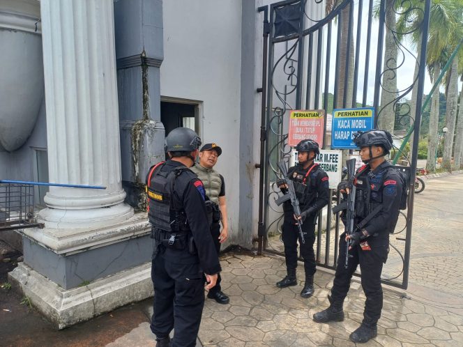 
					Patroli Dialogis Brimob Jabar Pastikan Kamtibmas di Wilayah Pacet Aman Terkendali