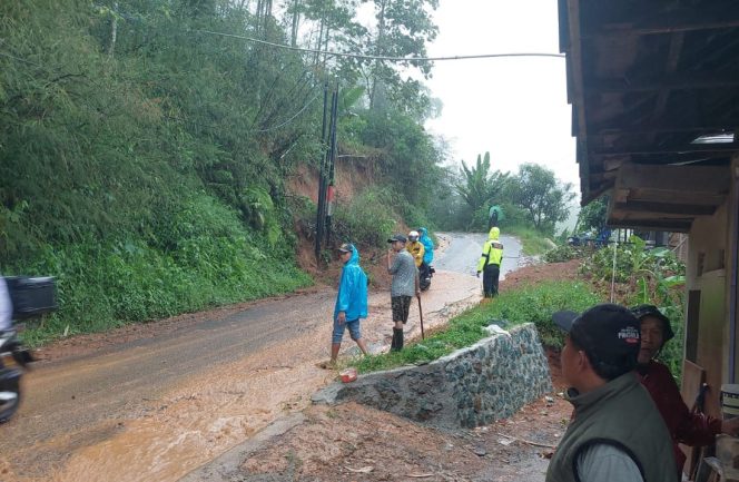 
					Polsek Banjarwangi Bersama Warga Bersihkan Jalan dari Material Longsor Saat Patroli